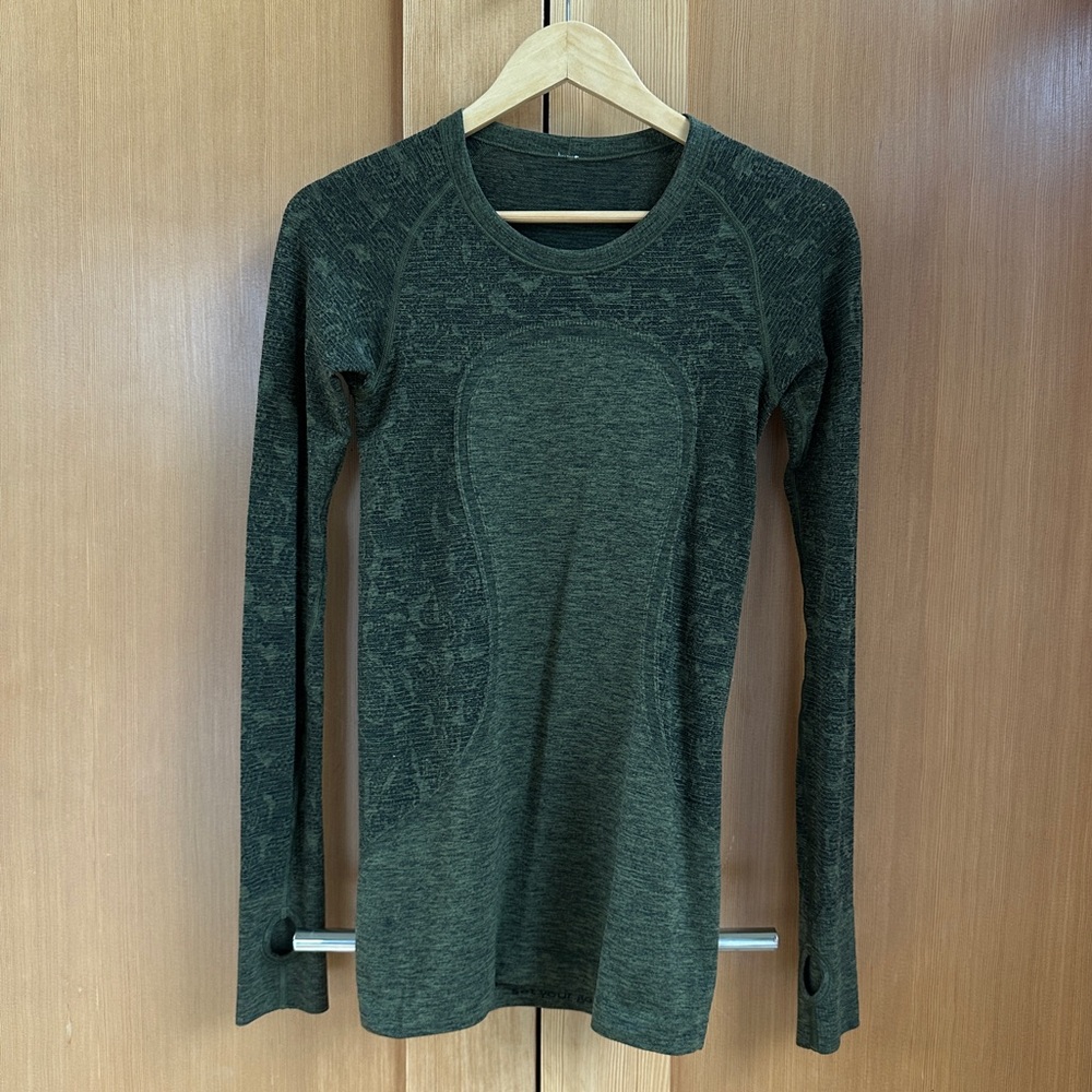 Lululemon Womens Swiftly Tech Long Sleeve Size 4 Dark Green botanical print